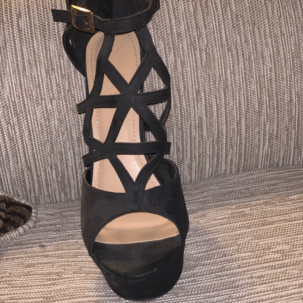 Black platform shoe